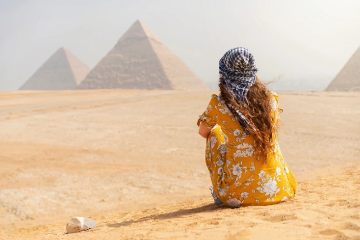 una donna davanti alle piramide, cosa portare in egitto