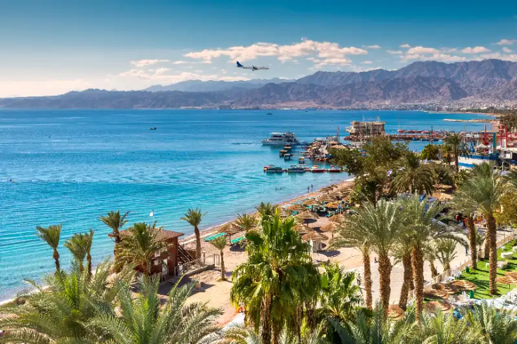 una spiaggia ad Eilat mar rosso , golfo di aqaba