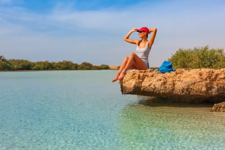 una turista si siede sulla spiaggia di ras mohammed sharm , ras mohammed