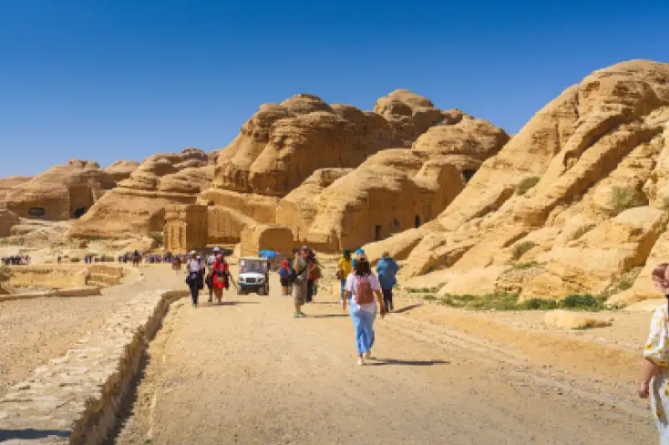 un gruppo in un tour a wadi musa , wadi musa