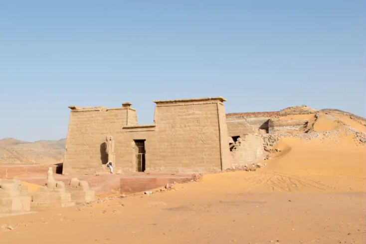 il tempio di wadi es sebua da fuori , wadi es sebua