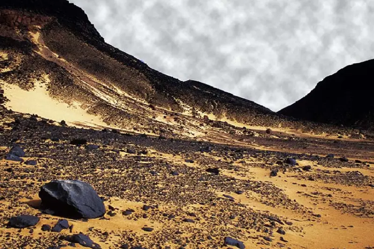 un lato del deserto nero in egitto , deserto nero egitto