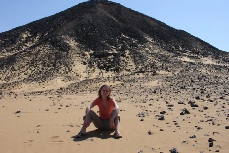 una turista fa escursione nel deserto nero , deserto nero egitto