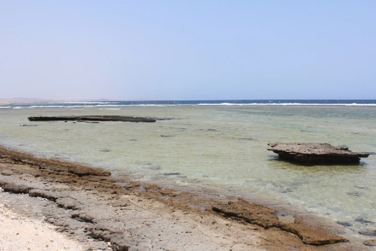 spiaggia con rocce, sharm el luli
