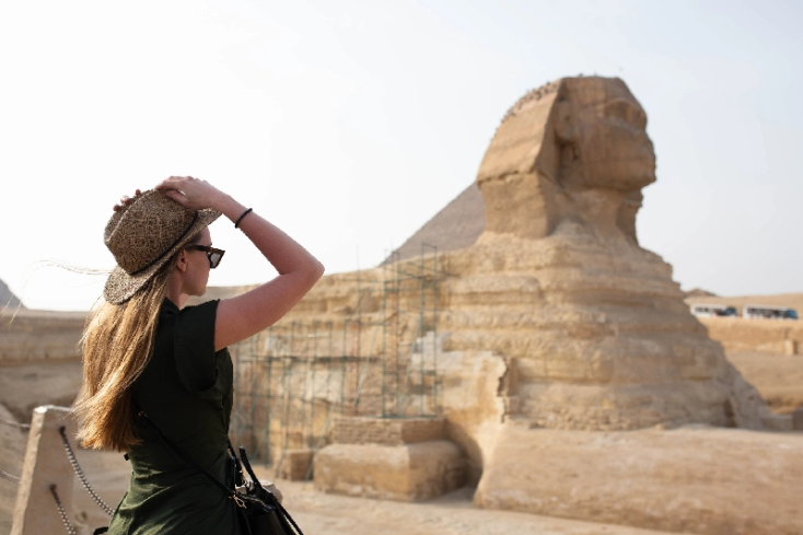 una donna davanti alle piramidi, dove sono le piramidi in egitto