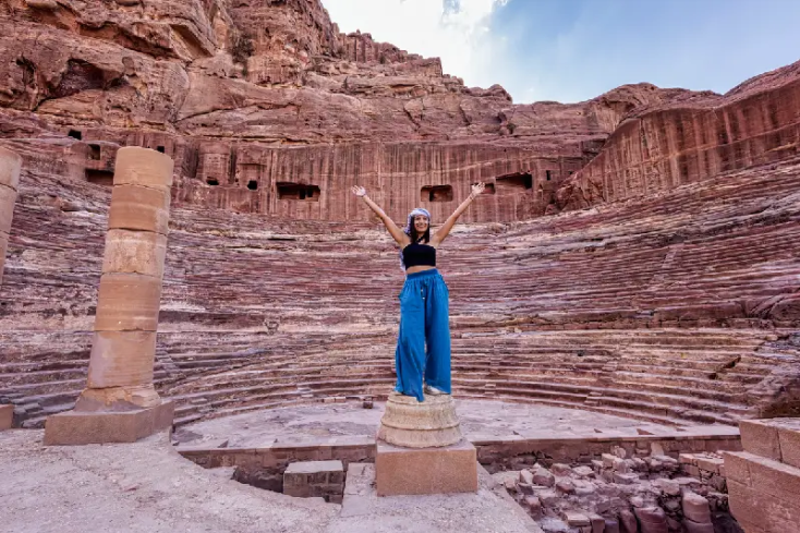 turista in visita in giordania, petra siq