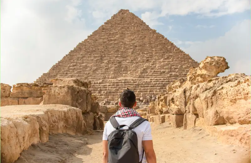 turista davanti alla piramide, escursione piramidi egitto