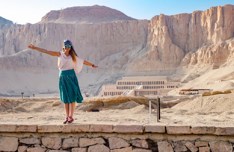 Escursione in mongolfiera, una donna a Luxor