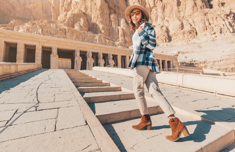 Escursione Valle delle Regine e Museo della Mummificazione, Una donna a scale di un tempio a Luxor