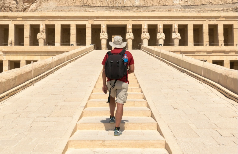 Escursione Luxor da Hurghada, Un uomo a scale davanti a un tempio a Luxor