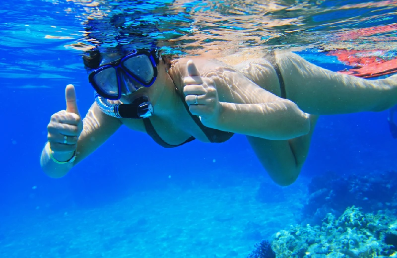 Escursione Luxor da Hurghada,  Una donna fa lo snorkeling