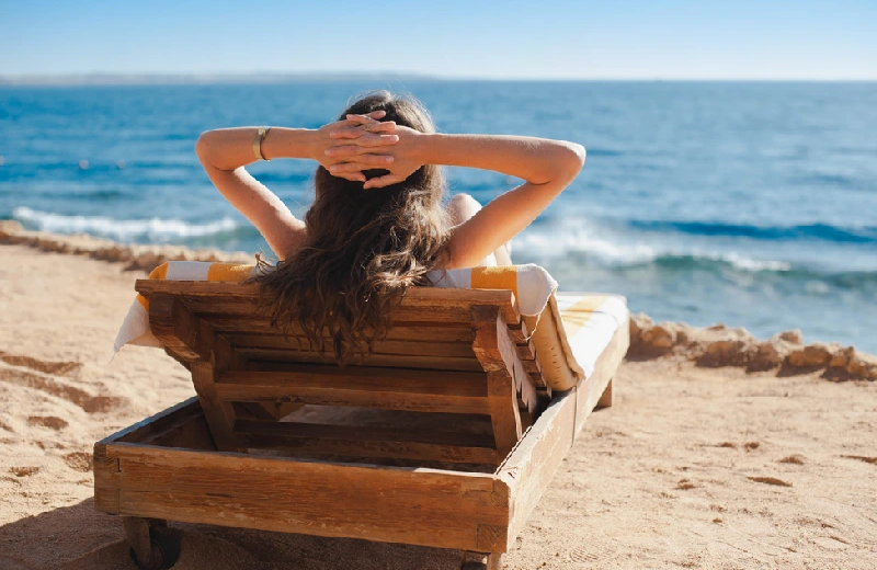 Escursione Luxor da Hurghada,  Una donna siede davanti al mar rosso
