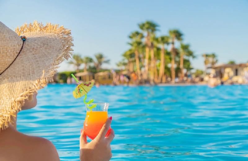 Escursione in Sottomarino Sindbad a Hurghada, Una donna che tiene il succo tra le mani e si siede sul mare