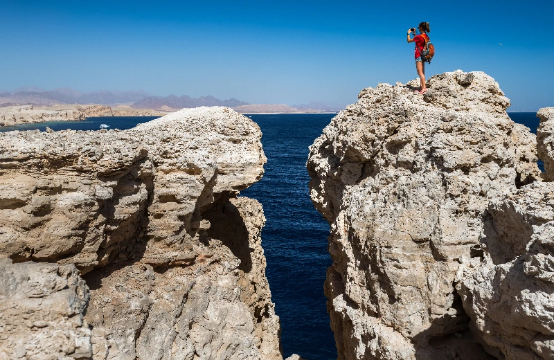 Escursione Dahab e snorkeling al Blue Hole, Una ragazza a piedi davanti al mare