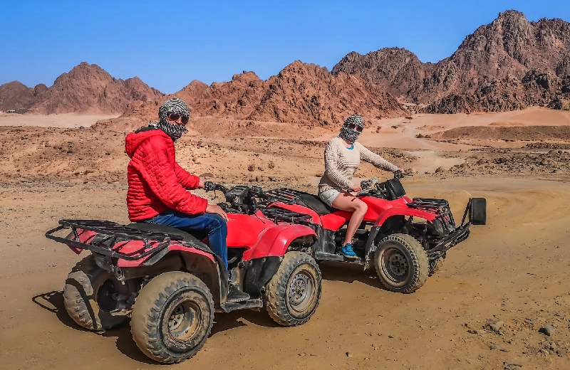 Escursione al Monastero Santa Caterina e Canyon Colorato da Sharm, un gruppo ai passegino da spiaggia