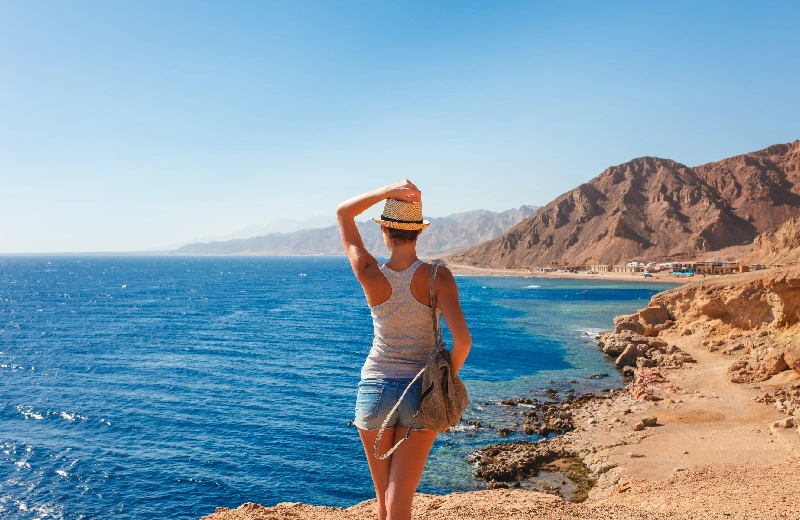 Canyon Colorato Sharm el Sheik, una persona sulla spiaggia
