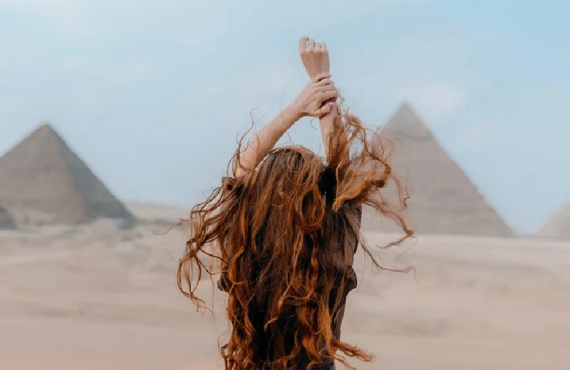 Tour il Cairo in 2 giorni da Sharm,  una bella donna davanti alle piramidi