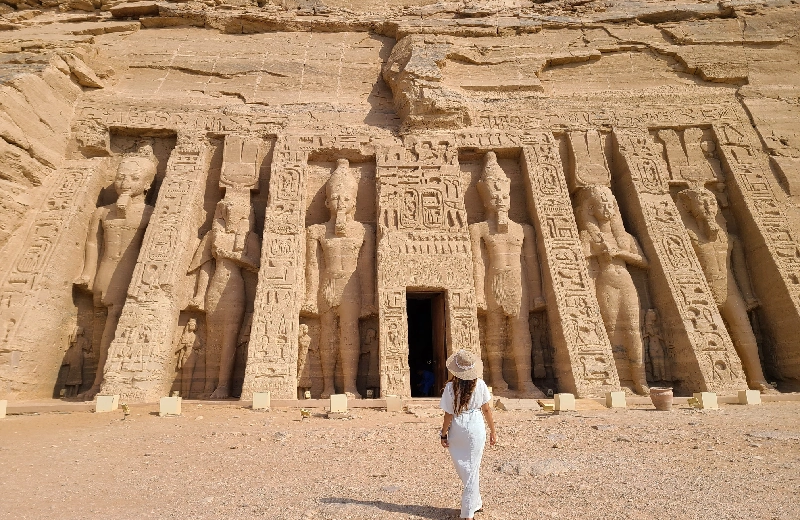 Una donna davanti al bellissimo tempio, viaggio capodanno egitto