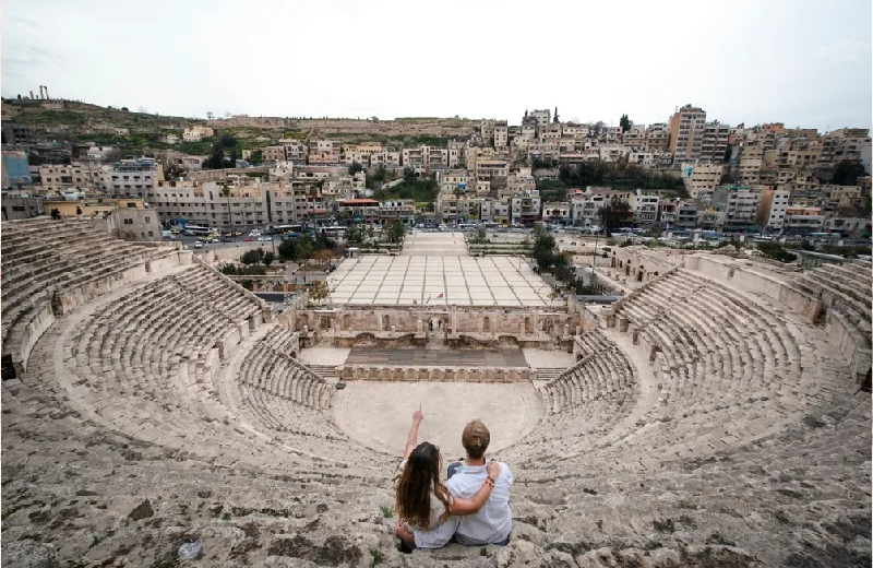 una donna a jerash, itinerario giordania 5 giorni