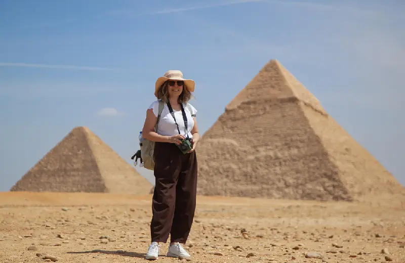 una donna davanti alle piramidi, crociera sul nilo e piramidi
