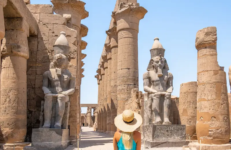 una donna al tempio di luxor, crociera sul nilo e piramidi
