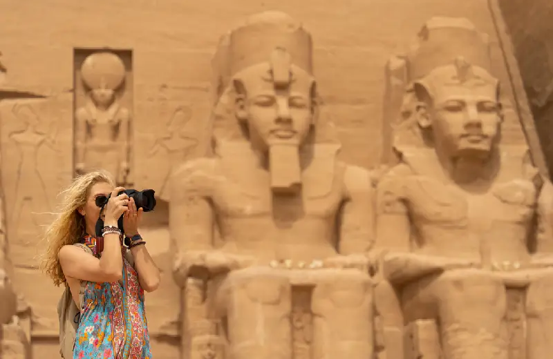 una donna al tempio di abu simbel, crociera sul nilo e piramidi