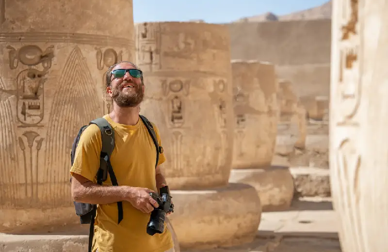 un uomo al tempio di Karnak, crociera sul nilo e piramidi