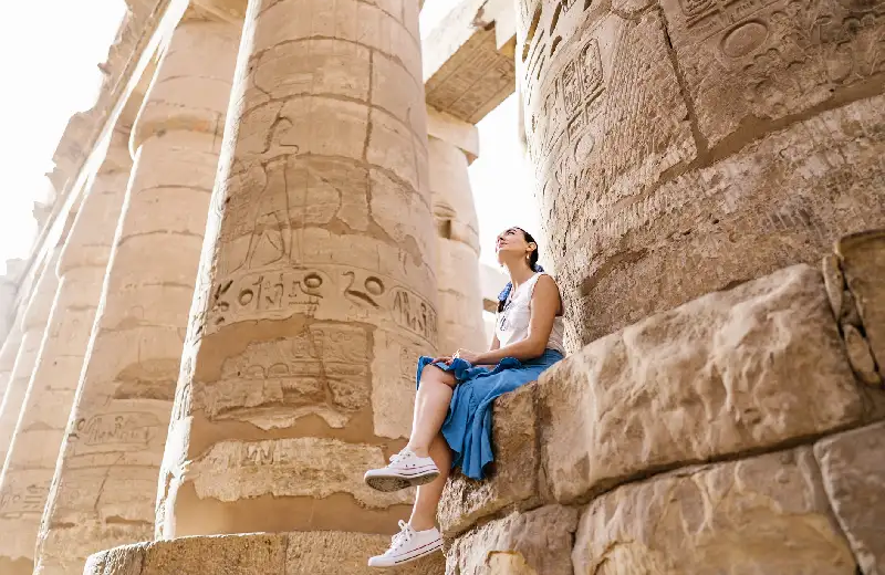 una donna a Luxor, tour crociera sul nilo da luxor e Cairo