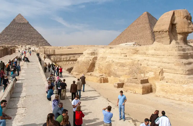 un gruppo di turisti visitano le piramidi