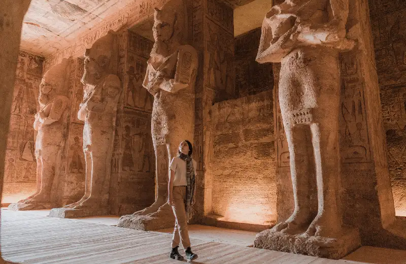una donna visita il tempio di Abu simbel, tour crociera sul nilo e Cairo