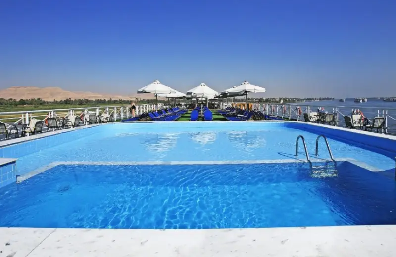 la piscina a bordo crociera da luxor a ssuan M.S Iberotel Crown Emperor