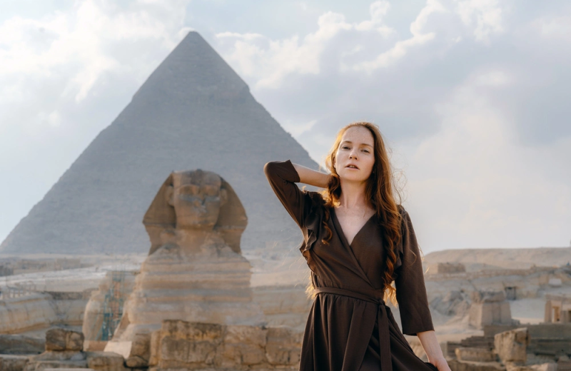 una donna visita le piramidi di giza