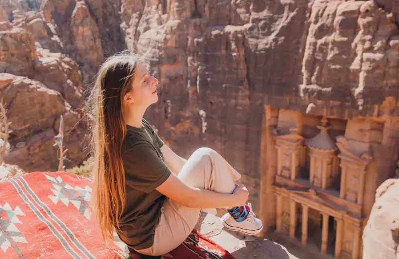 una donna a petra, itinerario giordania 5 giorni