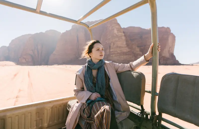 una donna al deserto di Wadi Rum, itinerario giordania 5 giorni