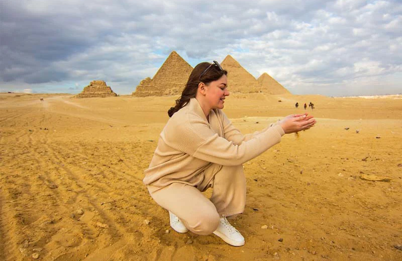 una donna visita le piramidi di giza, egitto viaggi