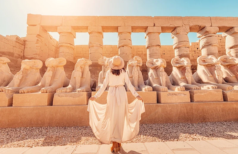 una donna al tempio di karnak, egitto viaggi