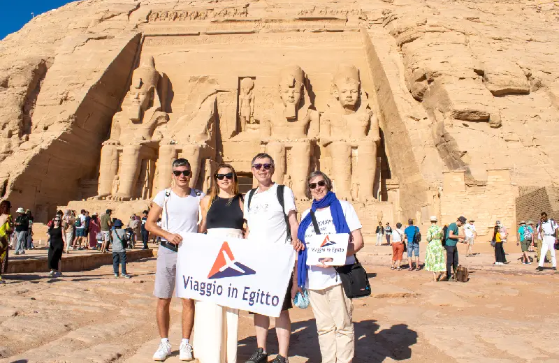 una famiglia visita abu simbel, egitto lusso