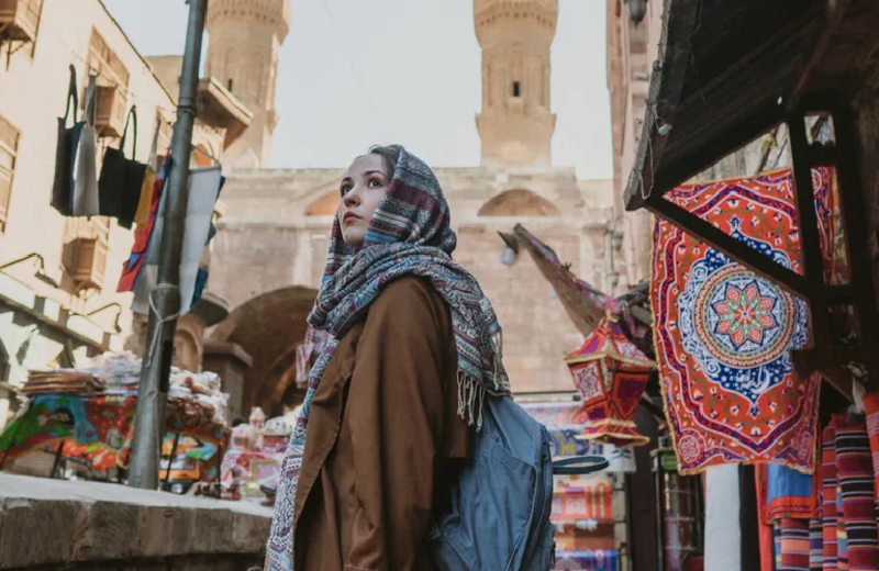 donna che passeggia nel mercato della città vecchia del cairo,crociera nilo e cairo