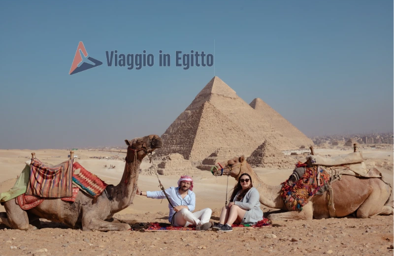 una coppia davanti alle piramidi, crociera nilo e cairo