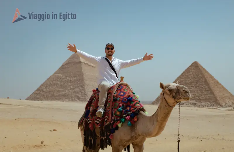 una donna davanti alle piramidi di giza, tour cairo e luxor