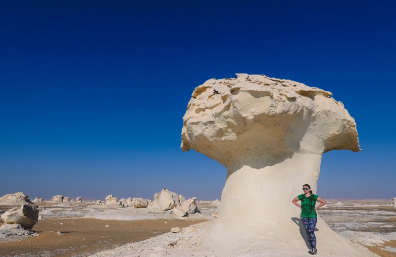 una donna nel deserto bianco, egitto deserto