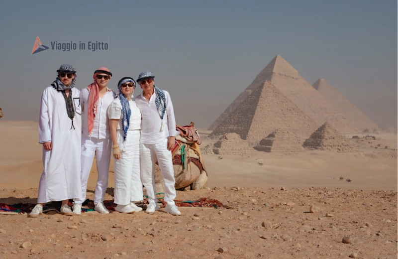 una famiglia davanti alle piramidi, egitto deserto del sahara
