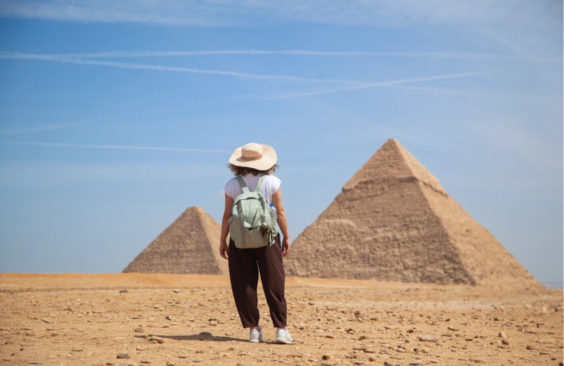 una donna davanti alle piramidi, egitto deserto del sahara
