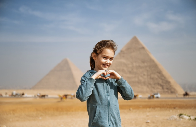 bambina davanti alle piramide, escursione piramidi egitto