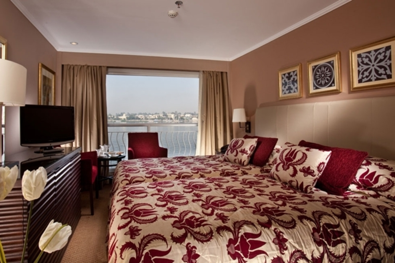 cabina con letto matrimoniale a bordo della  Crociera Steigenberger minerva