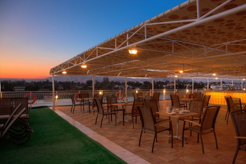 sedie con vista sul Nilo sul ponte superiore della nave