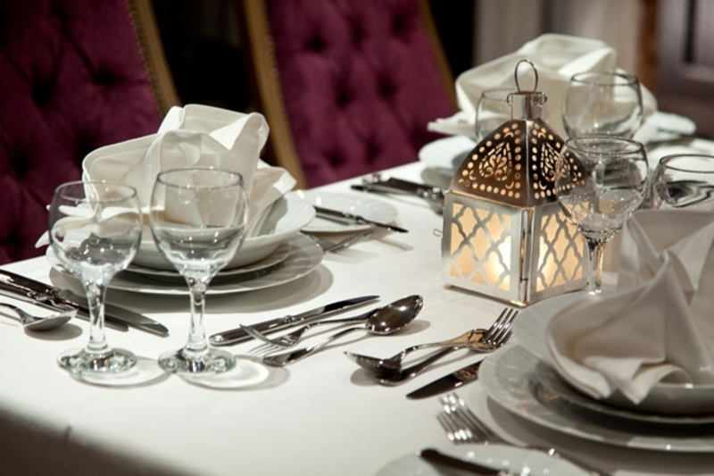 un tavolo con tazze e forchette nel ristorante della crociera steigenberger Minerva