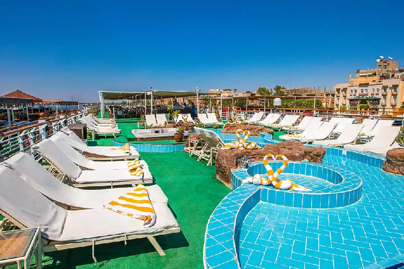 le sedie sdraio e la piscina a bordo della crociera Movenpick Royal lily