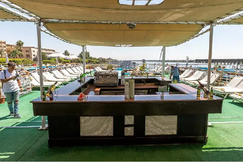 il ponte superiore della nave a bordo della crociera Movenpick Royal lily