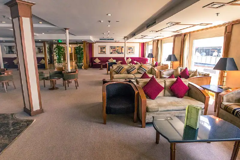 la ricezione interna a bordo della crociera Movenpick Royal lily